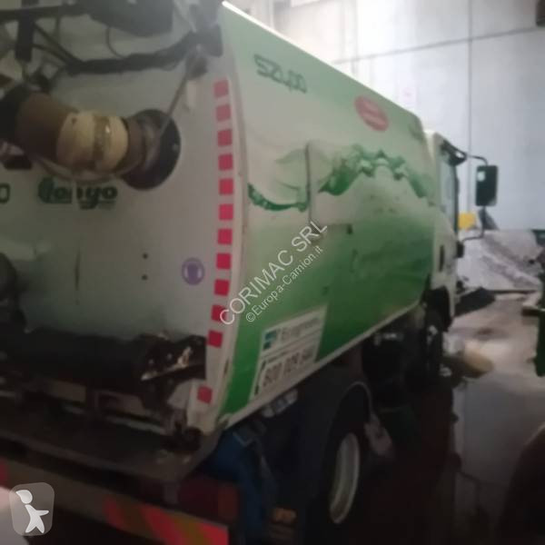 آلة لصيانة الطرق Isuzu