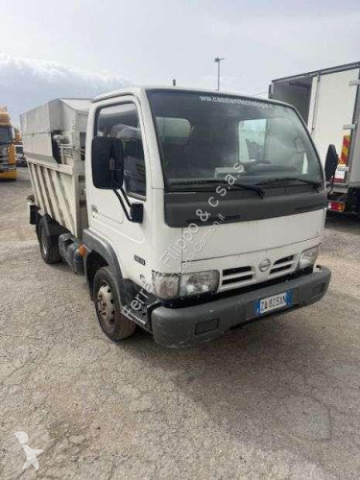 Camion benne à ordures ménagères Nissan
