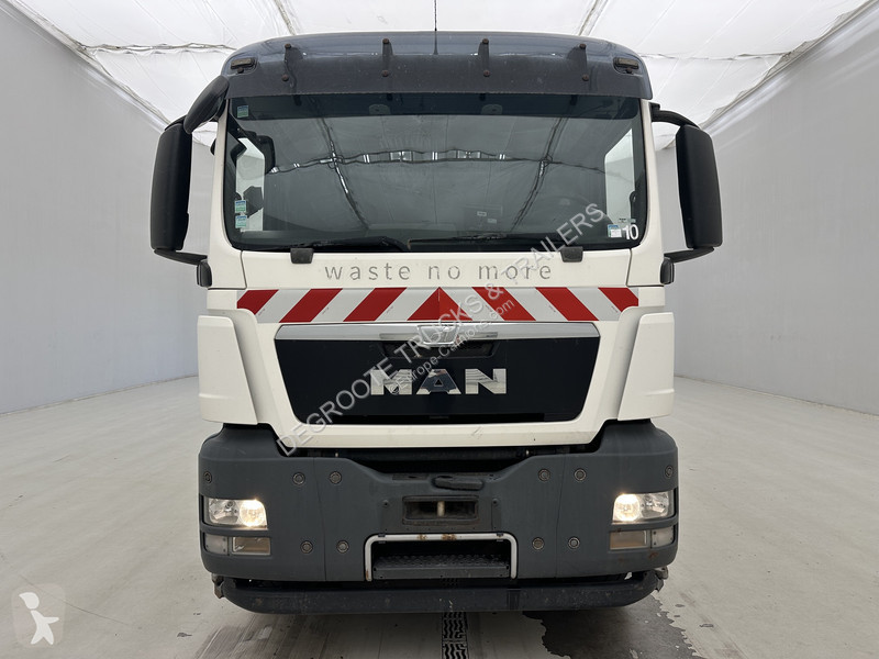 Engin de voirie MAN 26.320