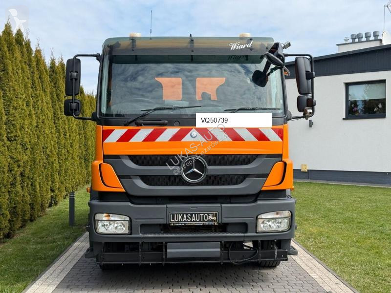 Veicolo per la pulizia delle strade Mercedes...