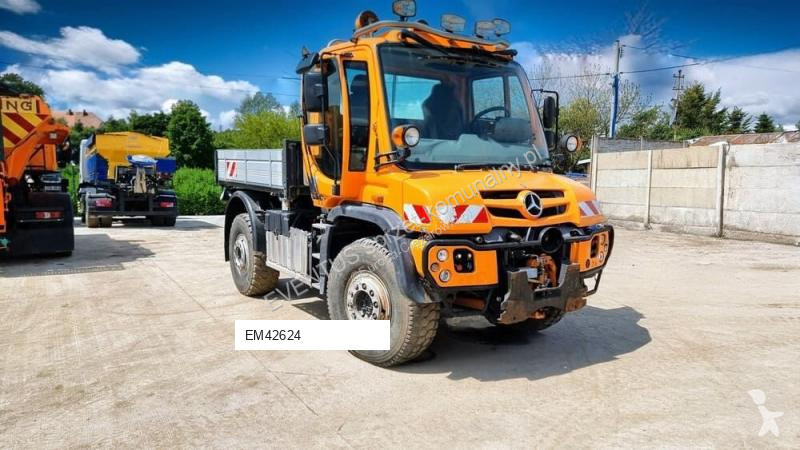 آلة لصيانة الطرق Mercedes Unimog U527