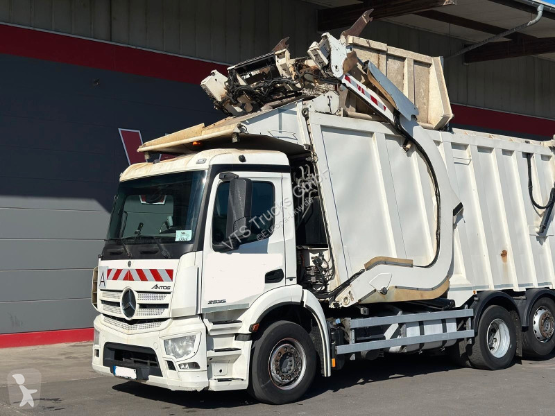 Engin de voirie Mercedes 2533 6x2 FAUN...