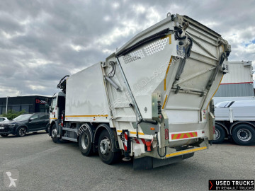 Camion de colectare a deşeurilor menajere Renault