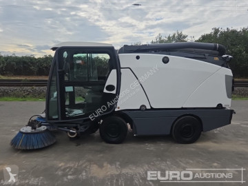 Camion cu echipament de măturat străzi Johnston
