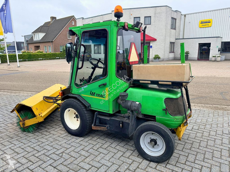 Útfenntartó-és-karbantartógép  285 Veegmachine