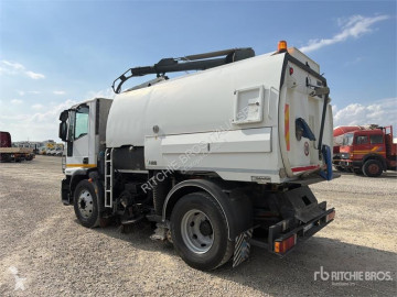 Camion cu echipament de măturat străzi Iveco