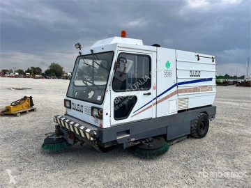 Camion cu echipament de măturat străzi Dulevo