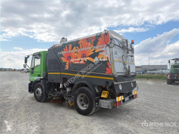 Camion cu echipament de măturat străzi Iveco