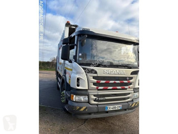 Camion benne à ordures ménagères