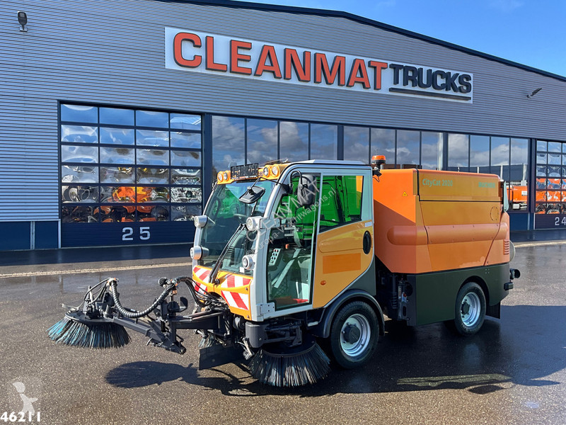 Bucher Schoerling Citycat 2020 with 3-rd brush...