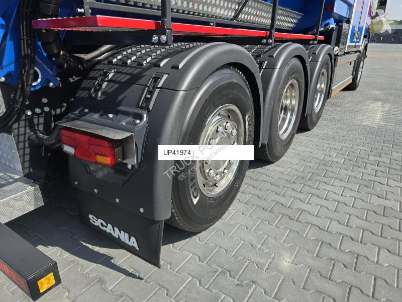 Veicolo per la pulizia delle strade Scania...