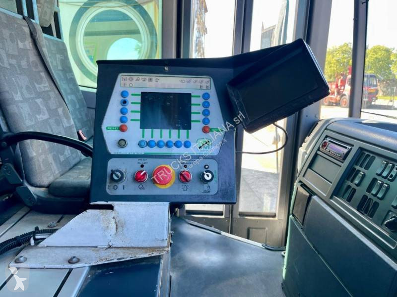Veicolo per la pulizia delle strade Mercedes