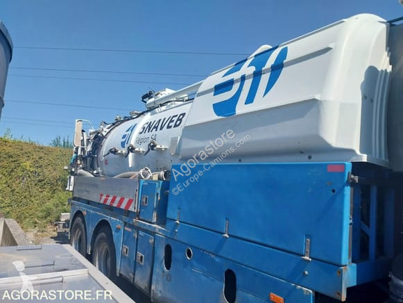Veicolo per la pulizia delle strade