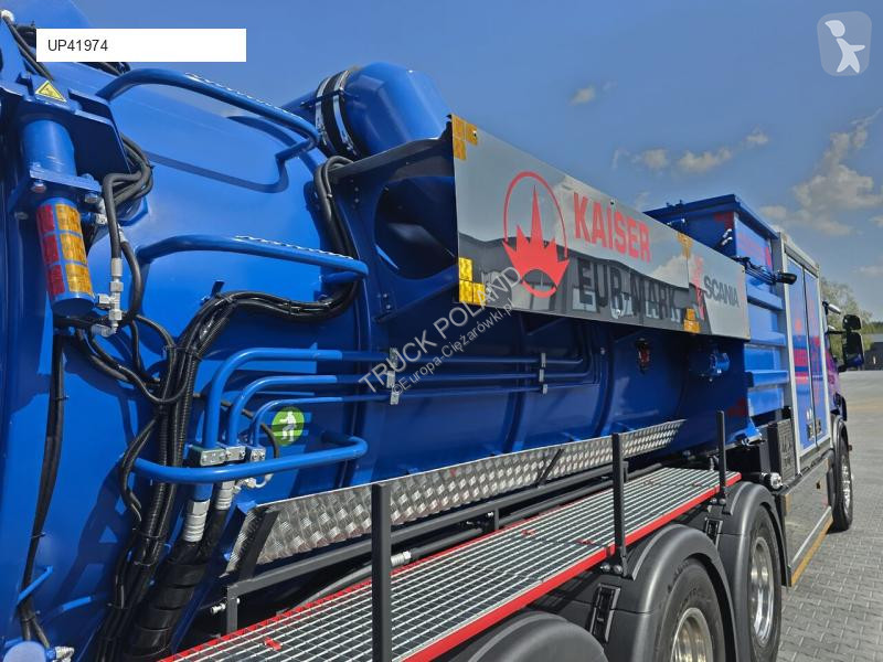 Veicolo per la pulizia delle strade Scania...