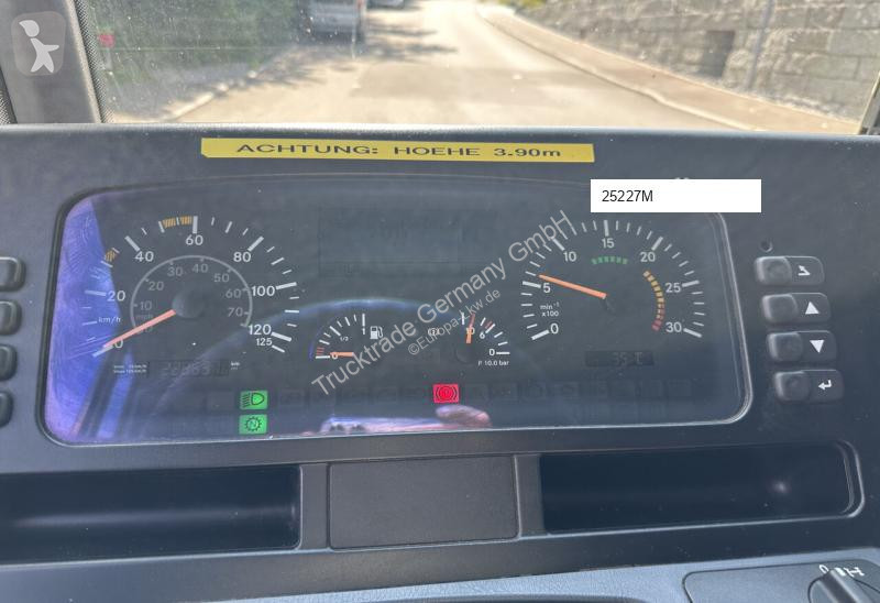 Veicolo per la pulizia delle strade Mercedes...