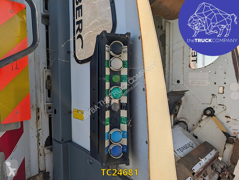 آلة لصيانة الطرق Renault 320