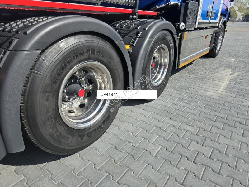 Veicolo per la pulizia delle strade Scania...