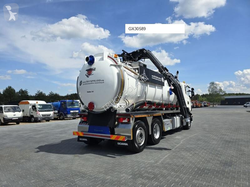 Veicolo per la pulizia delle strade Scania...