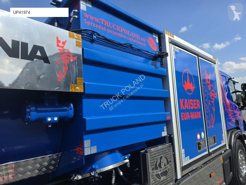 Veicolo per la pulizia delle strade Scania...
