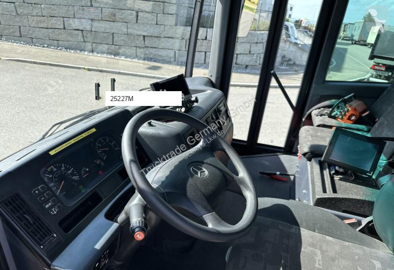 Veicolo per la pulizia delle strade Mercedes...