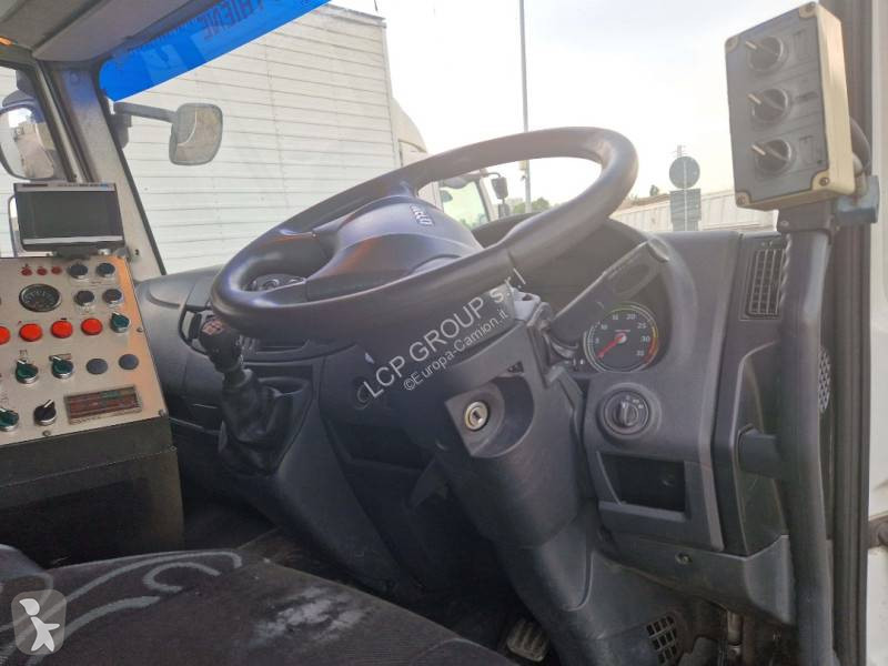 آلة لصيانة الطرق Iveco