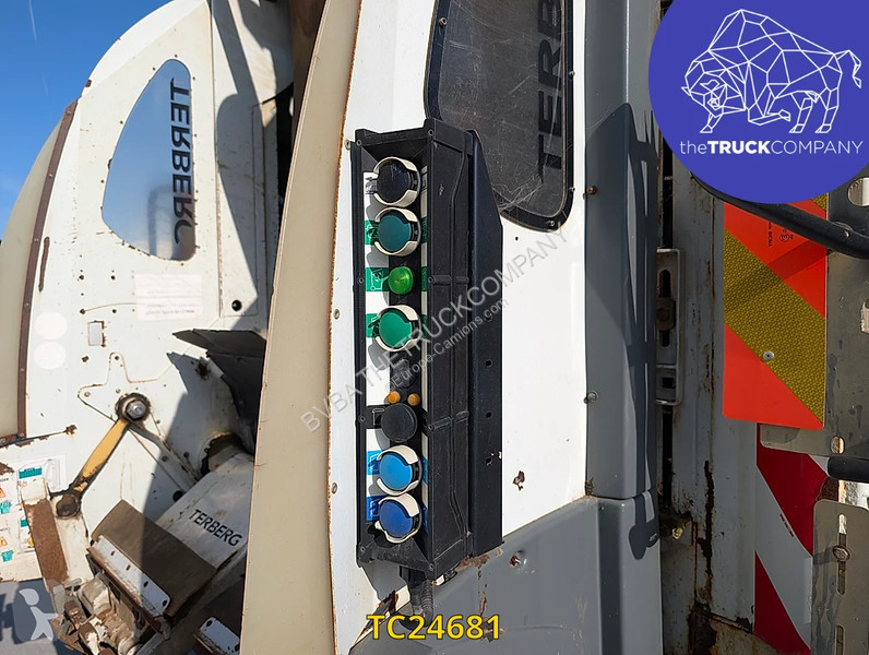 آلة لصيانة الطرق Renault 320