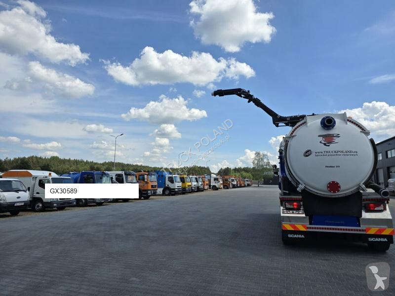 Veicolo per la pulizia delle strade Scania...
