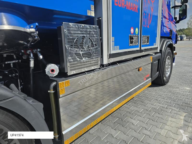 Veicolo per la pulizia delle strade Scania...