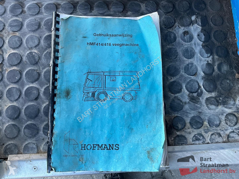 Gemeentevoertuig Hofmans HMF 400 veegmachine.