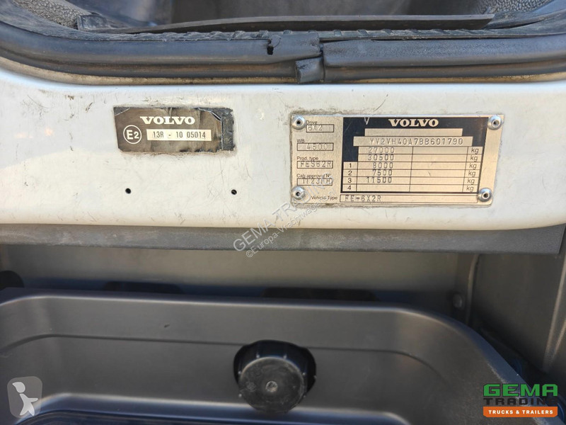 آلة لصيانة الطرق Volvo 250 6x2/4 DayCab...