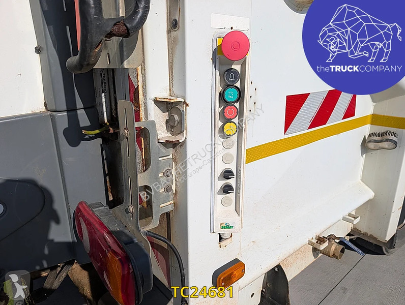 آلة لصيانة الطرق Renault 320