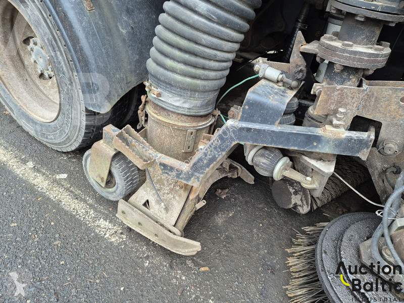 Engin de voirie Mercedes 1216