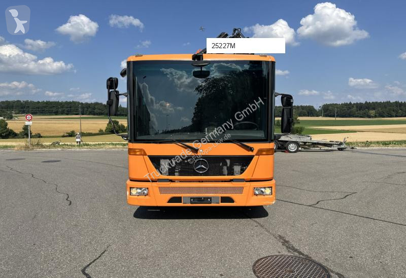 Veicolo per la pulizia delle strade Mercedes...