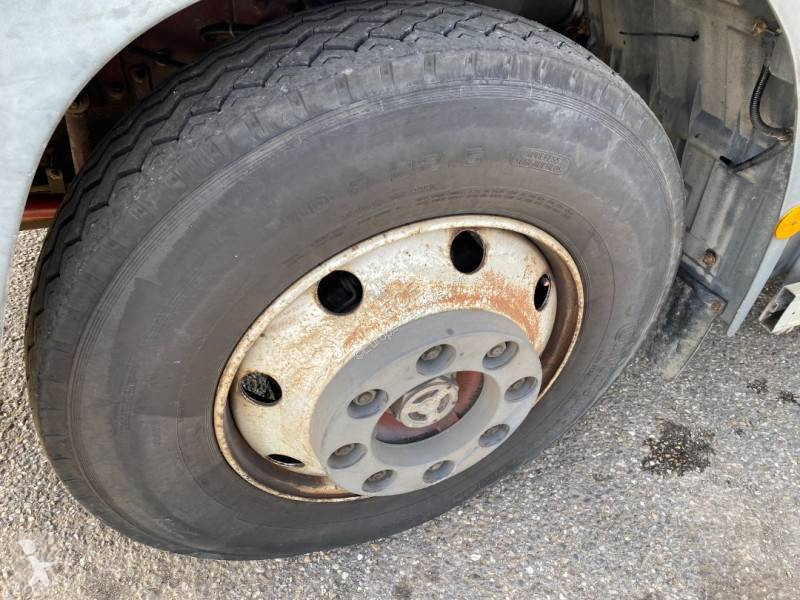 آلة لصيانة الطرق Iveco