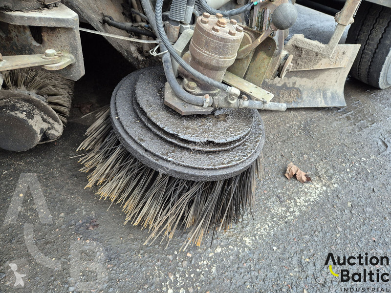 Engin de voirie Mercedes 1216