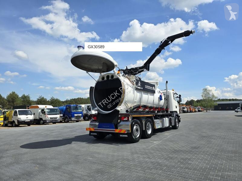 Veicolo per la pulizia delle strade Scania...