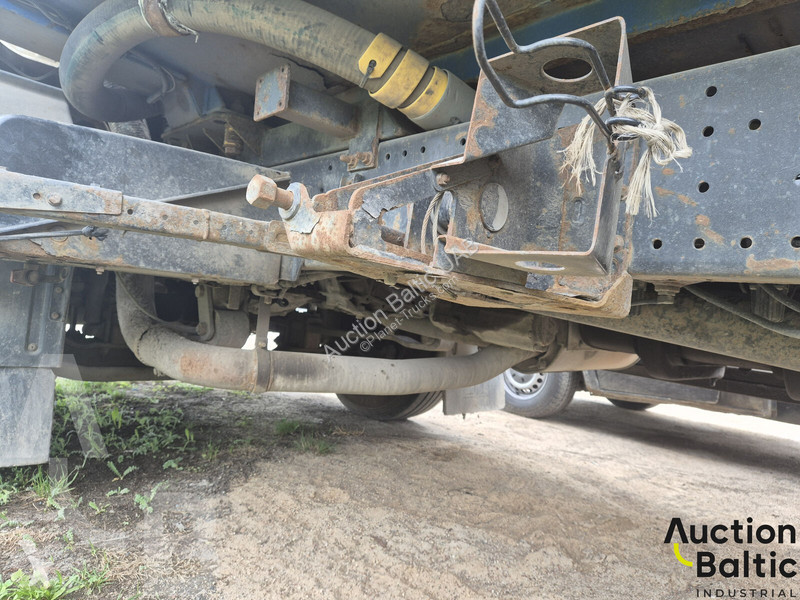 Engin de voirie MAN 18.250