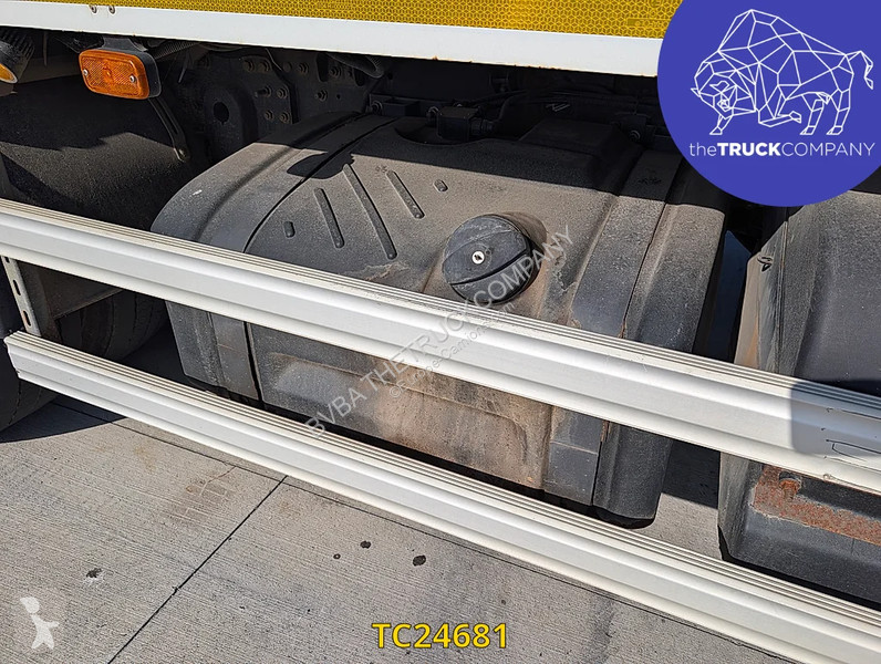 آلة لصيانة الطرق Renault 320