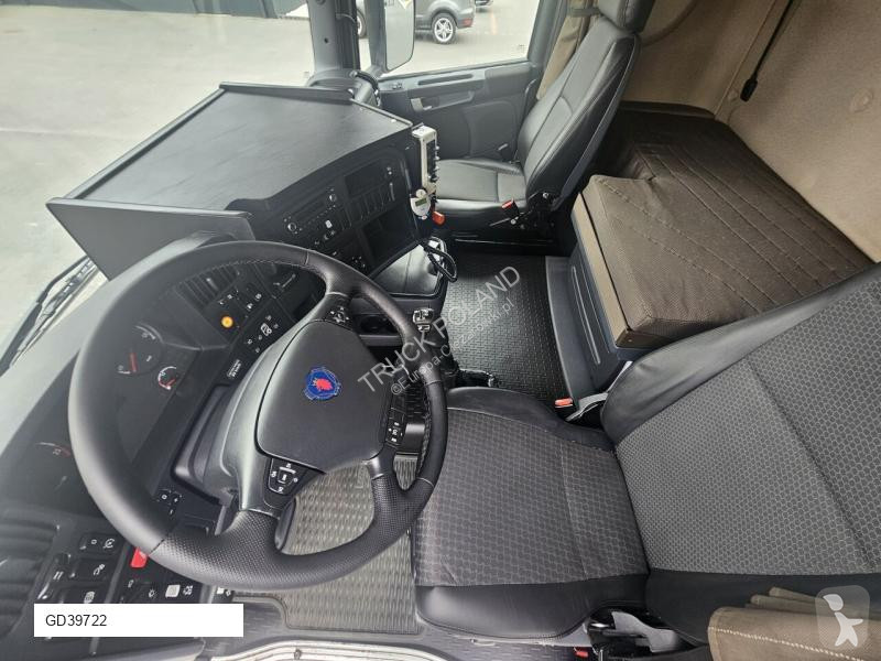 Veicolo per la pulizia delle strade Scania...