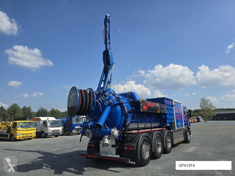 Veicolo per la pulizia delle strade Scania...