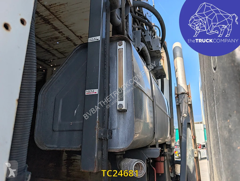آلة لصيانة الطرق Renault 320