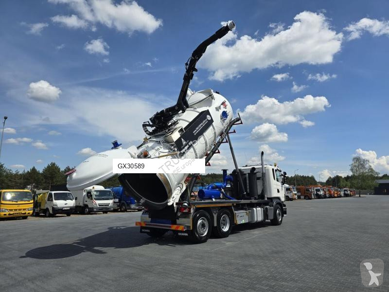 Veicolo per la pulizia delle strade Scania...