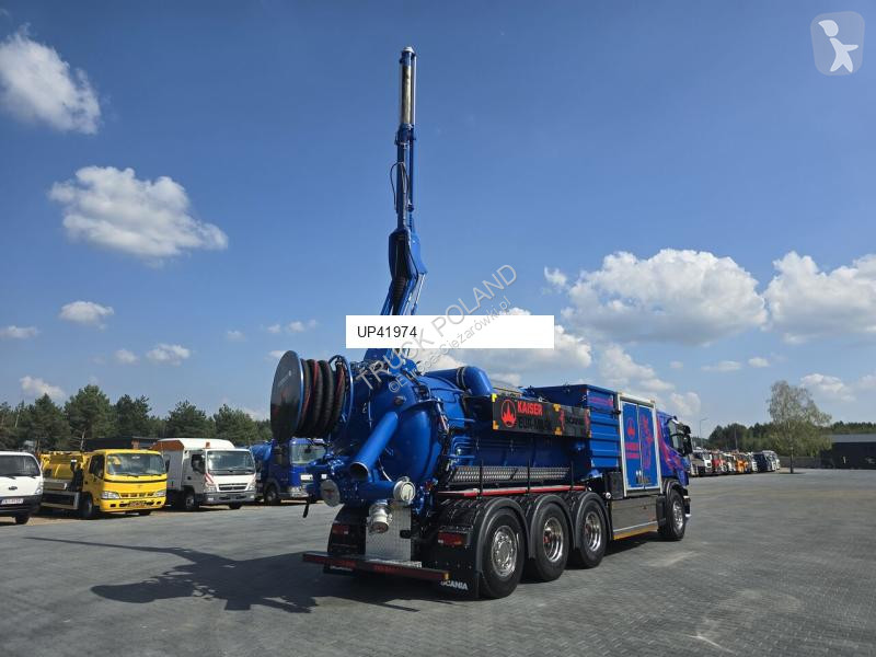 Veicolo per la pulizia delle strade Scania...