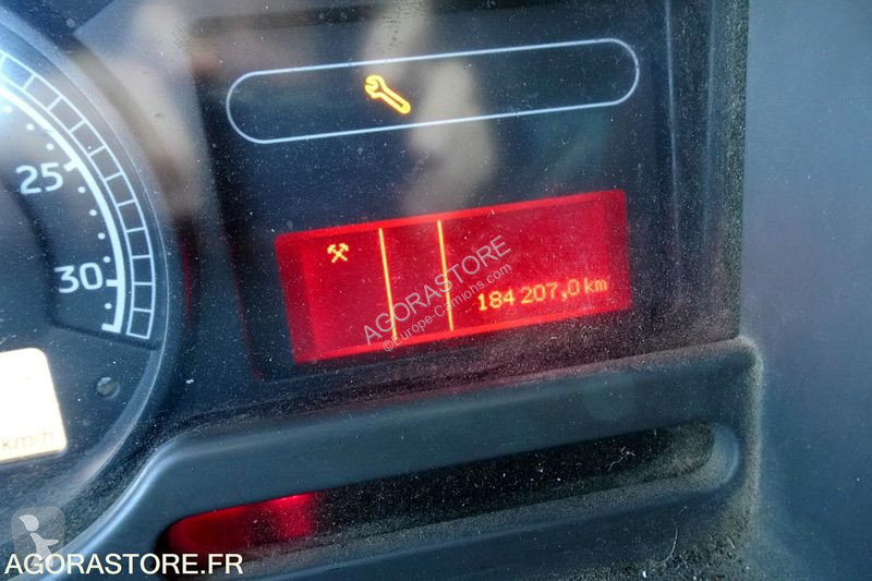 آلة لصيانة الطرق Renault MIDLUM