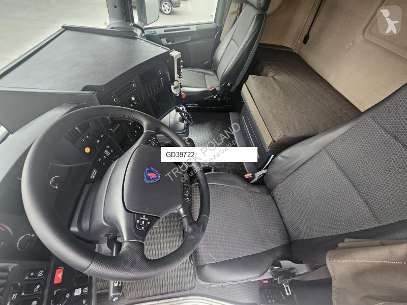 Veicolo per la pulizia delle strade Scania...