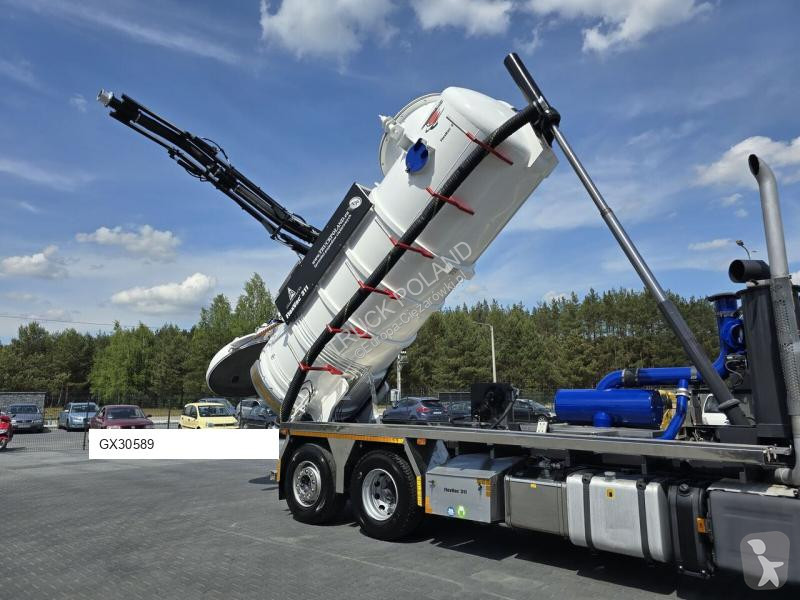 Veicolo per la pulizia delle strade Scania...
