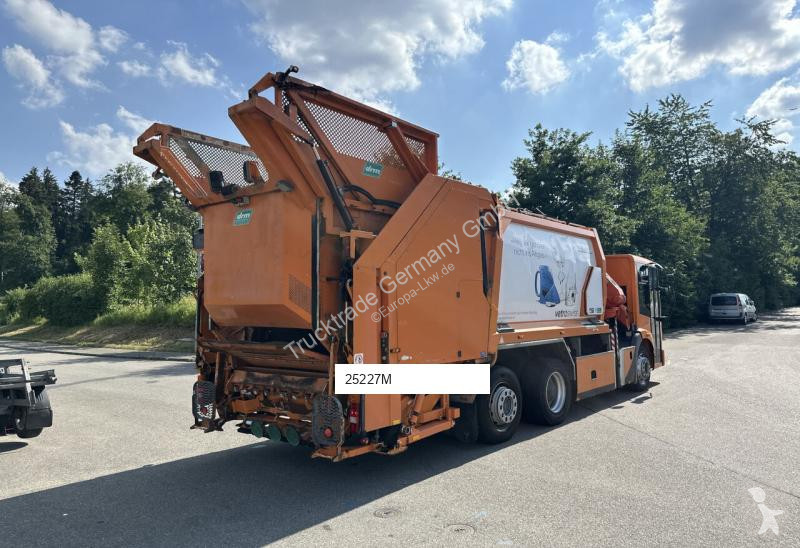 Veicolo per la pulizia delle strade Mercedes...