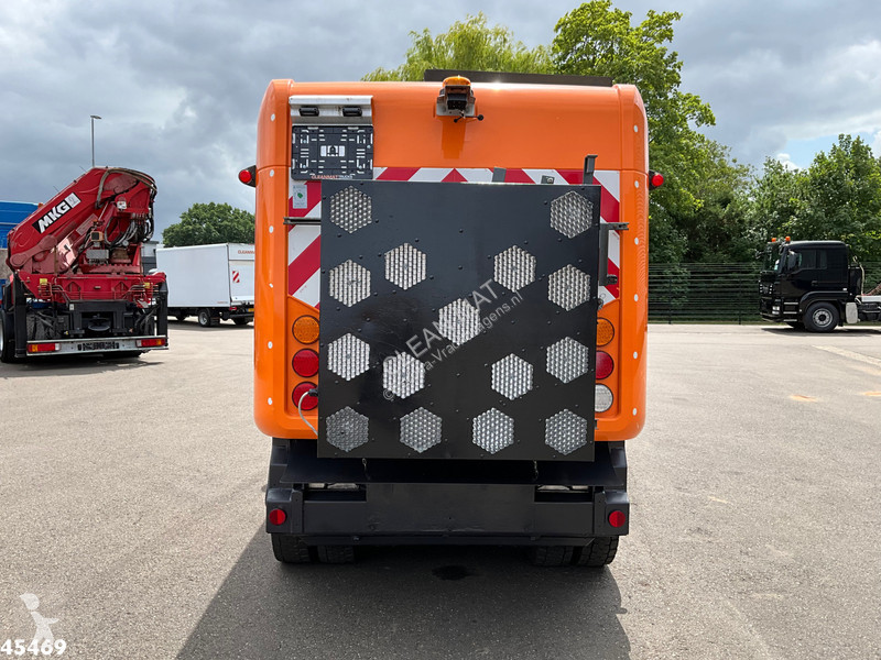 Vägmaskiner Ravo 5-Serie with 3-rd brush