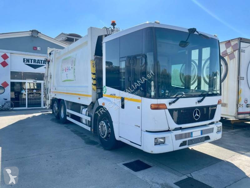 Veicolo per la pulizia delle strade Mercedes