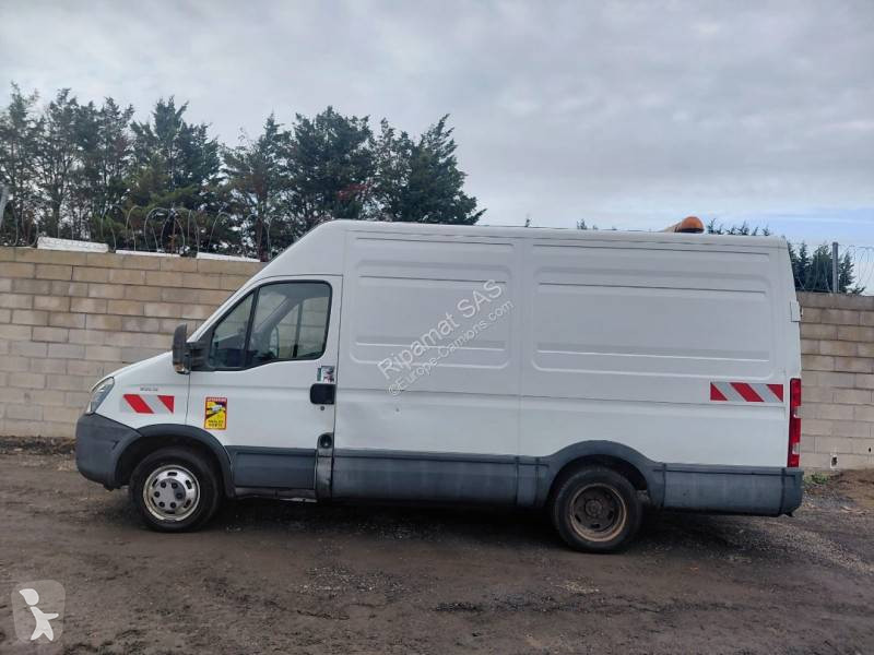 آلة لصيانة الطرق Iveco